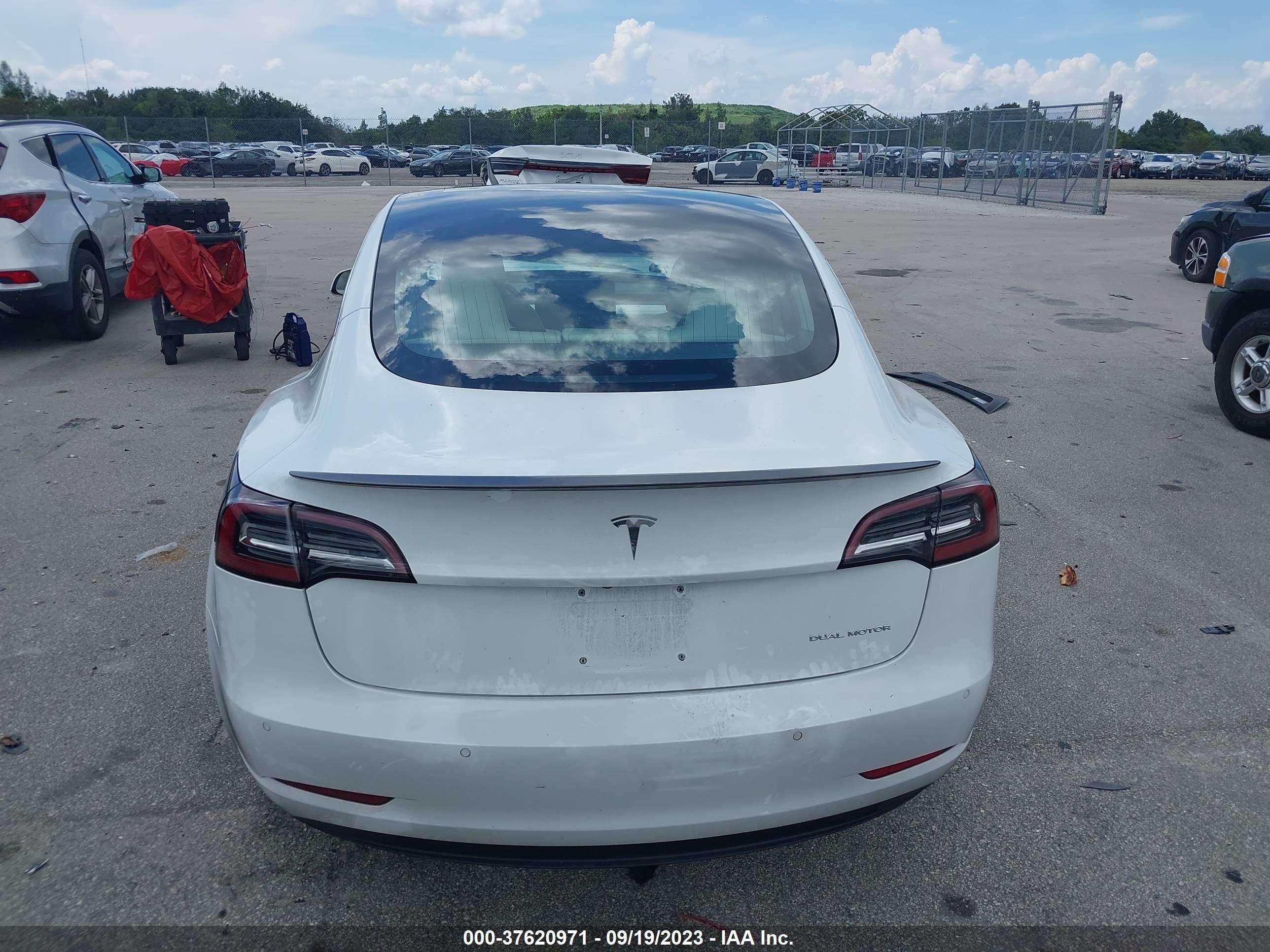 Photo 14 VIN: 5YJ3E1EB5JF096757 - TESLA MODEL 3 