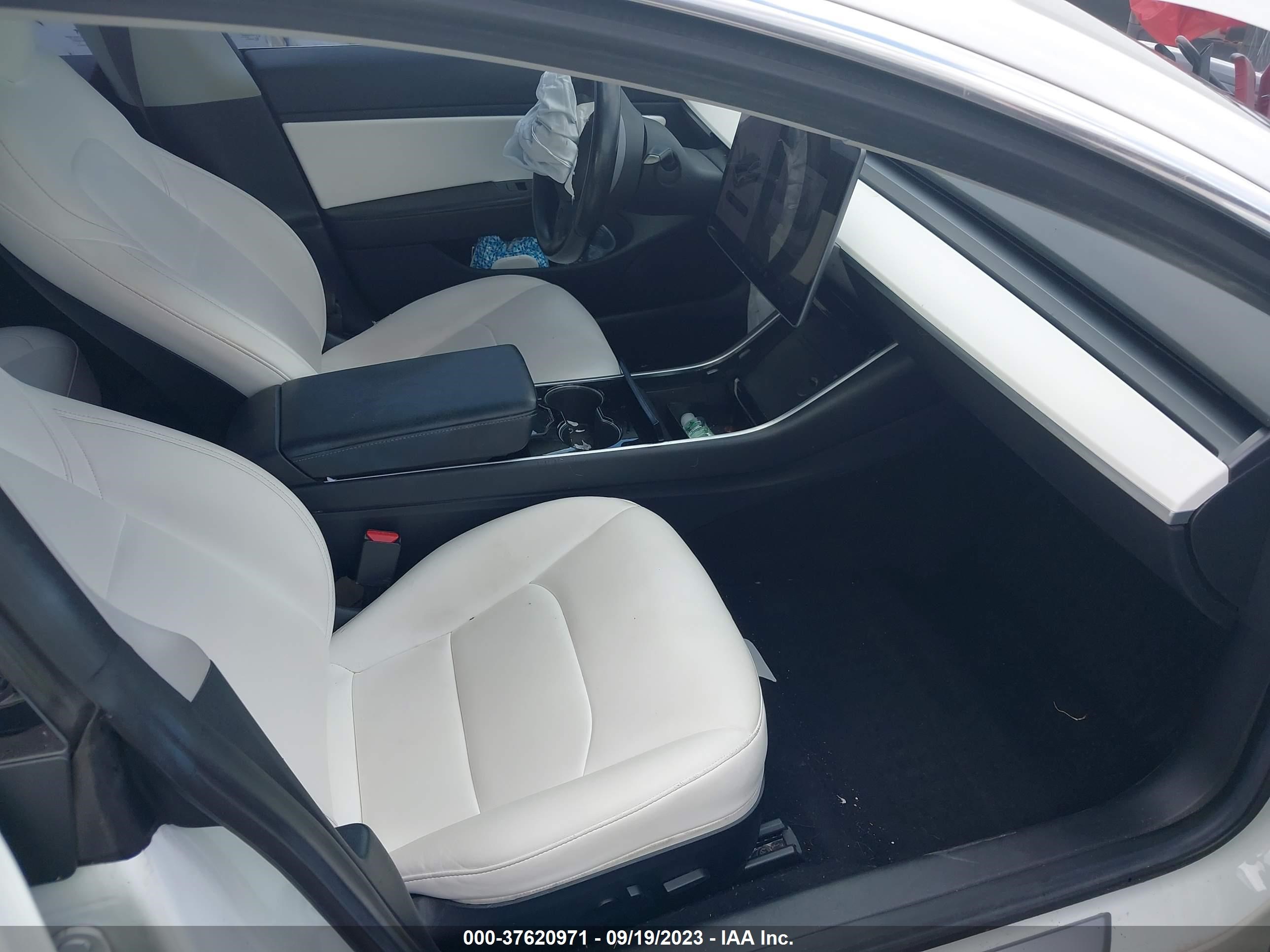 Photo 4 VIN: 5YJ3E1EB5JF096757 - TESLA MODEL 3 