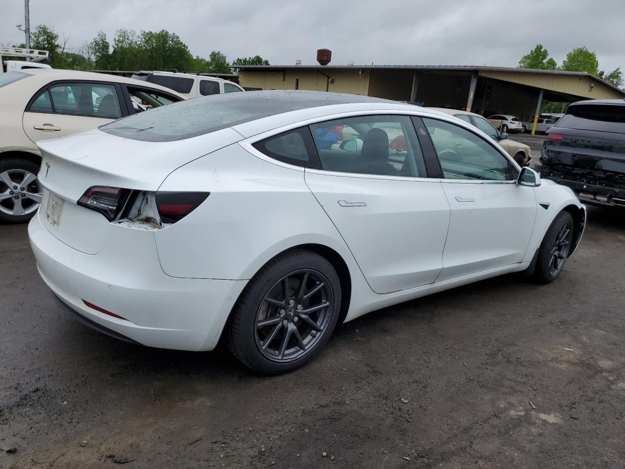 Photo 2 VIN: 5YJ3E1EB6JF066845 - TESLA MODEL 3 