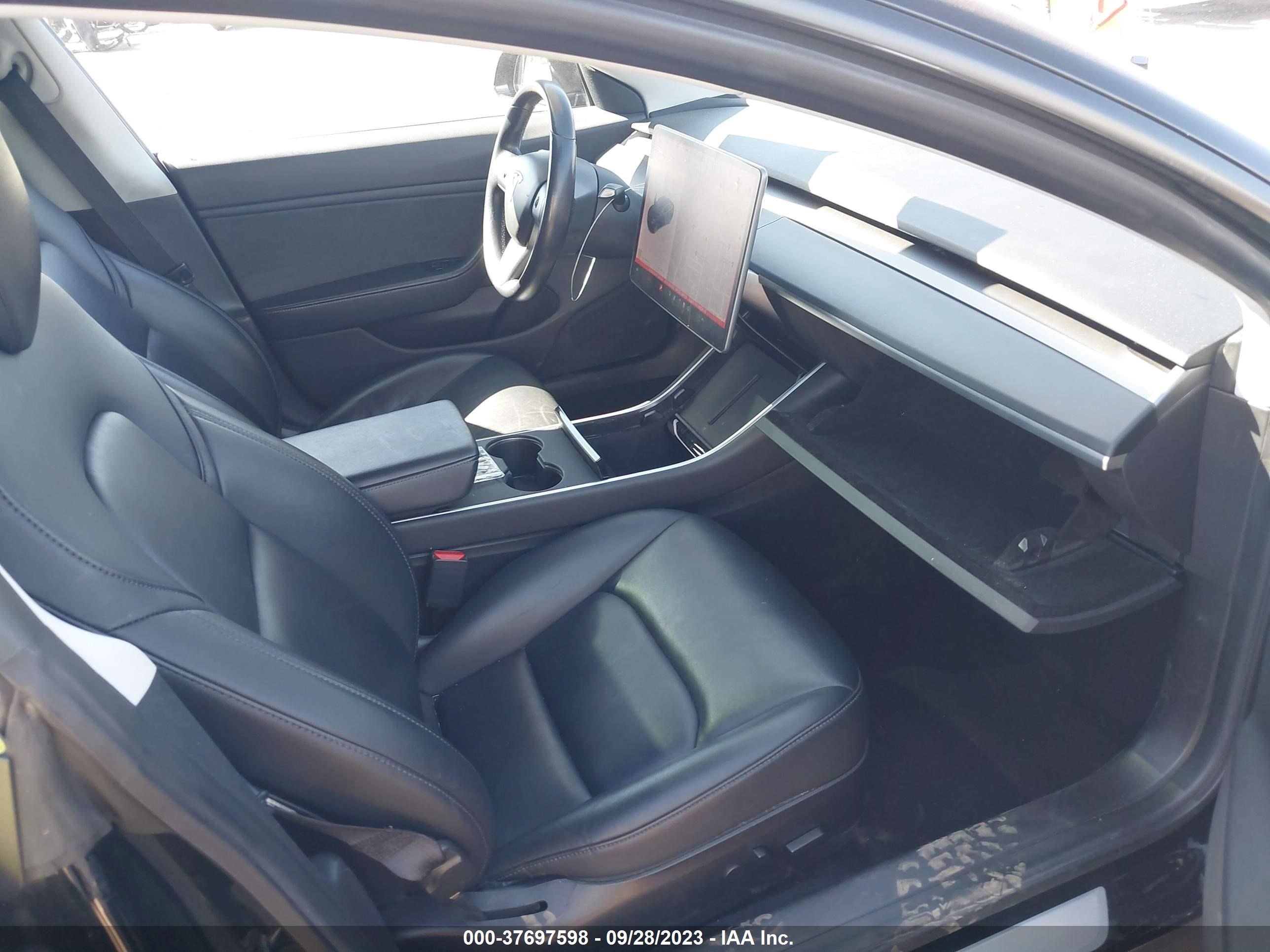 Photo 4 VIN: 5YJ3E1EB6KF384384 - TESLA MODEL 3 