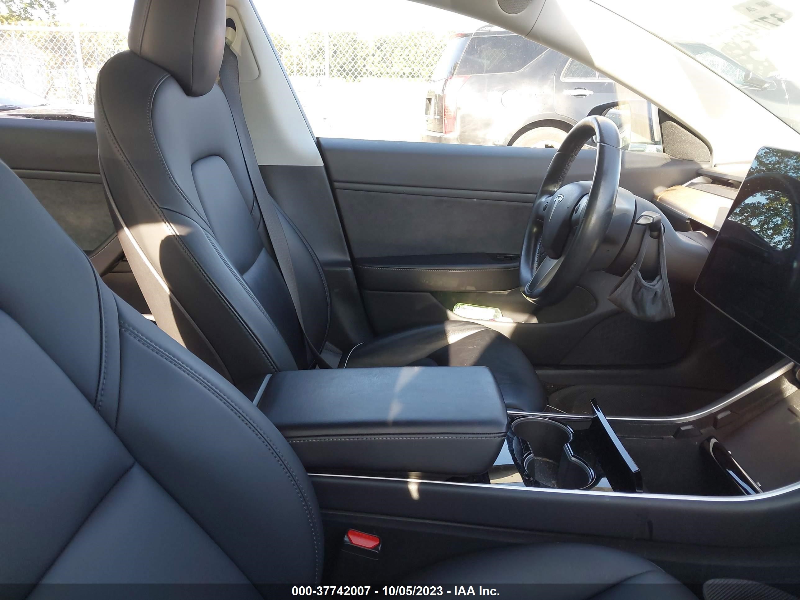 Photo 4 VIN: 5YJ3E1EB8JF077202 - TESLA MODEL 3 