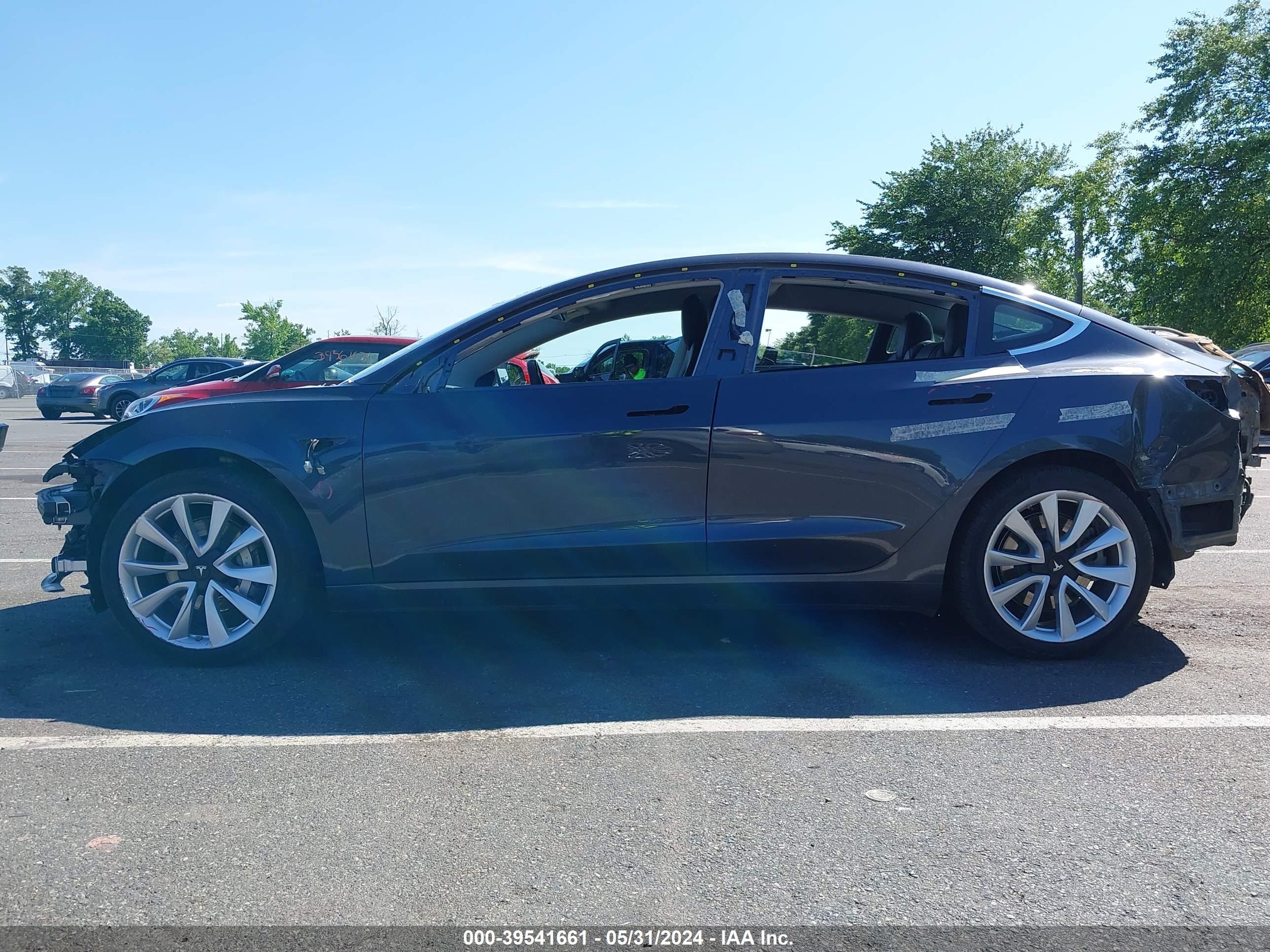 Photo 13 VIN: 5YJ3E1EB8KF390395 - TESLA MODEL 3 