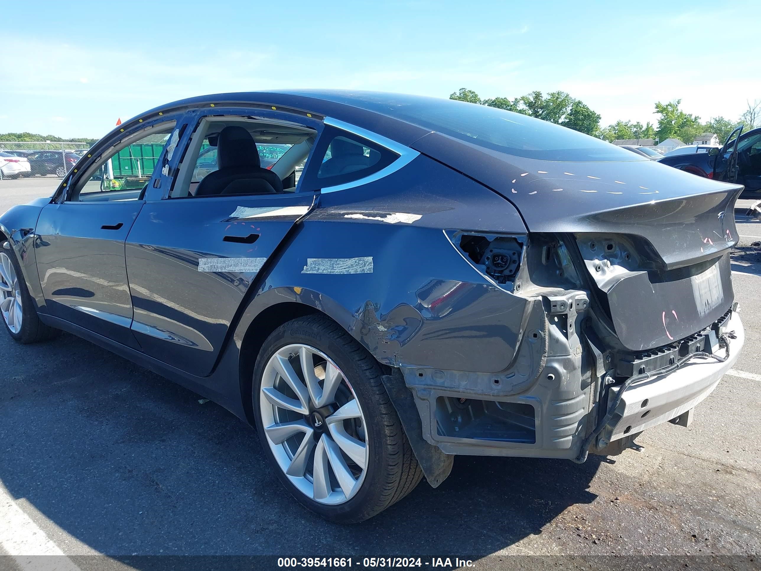 Photo 18 VIN: 5YJ3E1EB8KF390395 - TESLA MODEL 3 