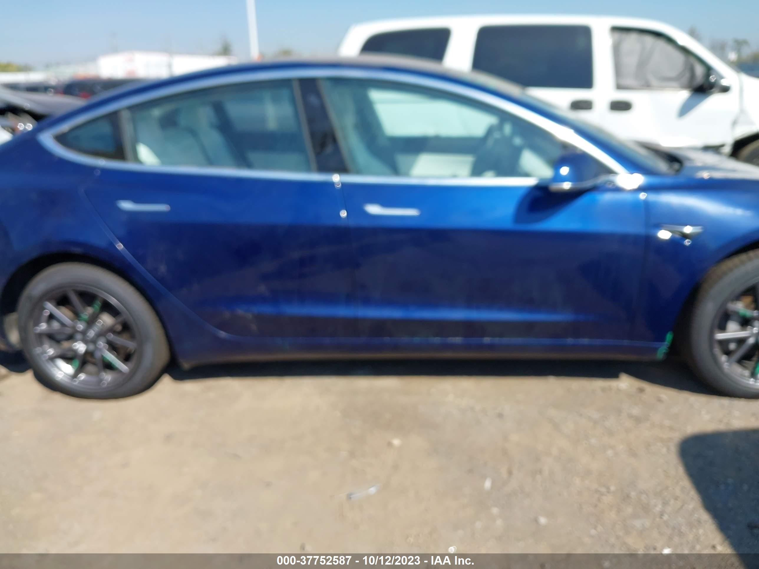 Photo 10 VIN: 5YJ3E1EB9JF099886 - TESLA MODEL 3 