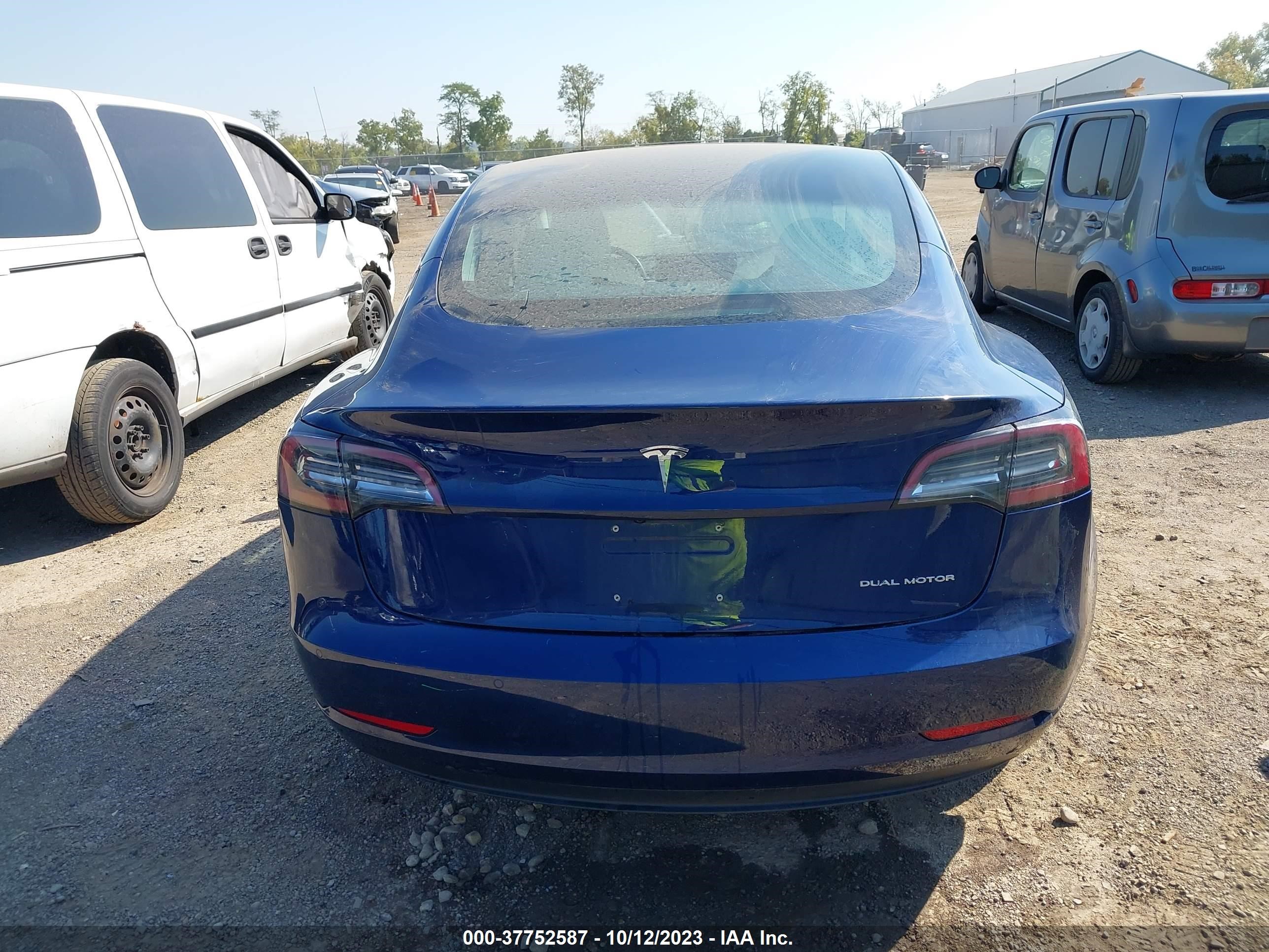 Photo 13 VIN: 5YJ3E1EB9JF099886 - TESLA MODEL 3 