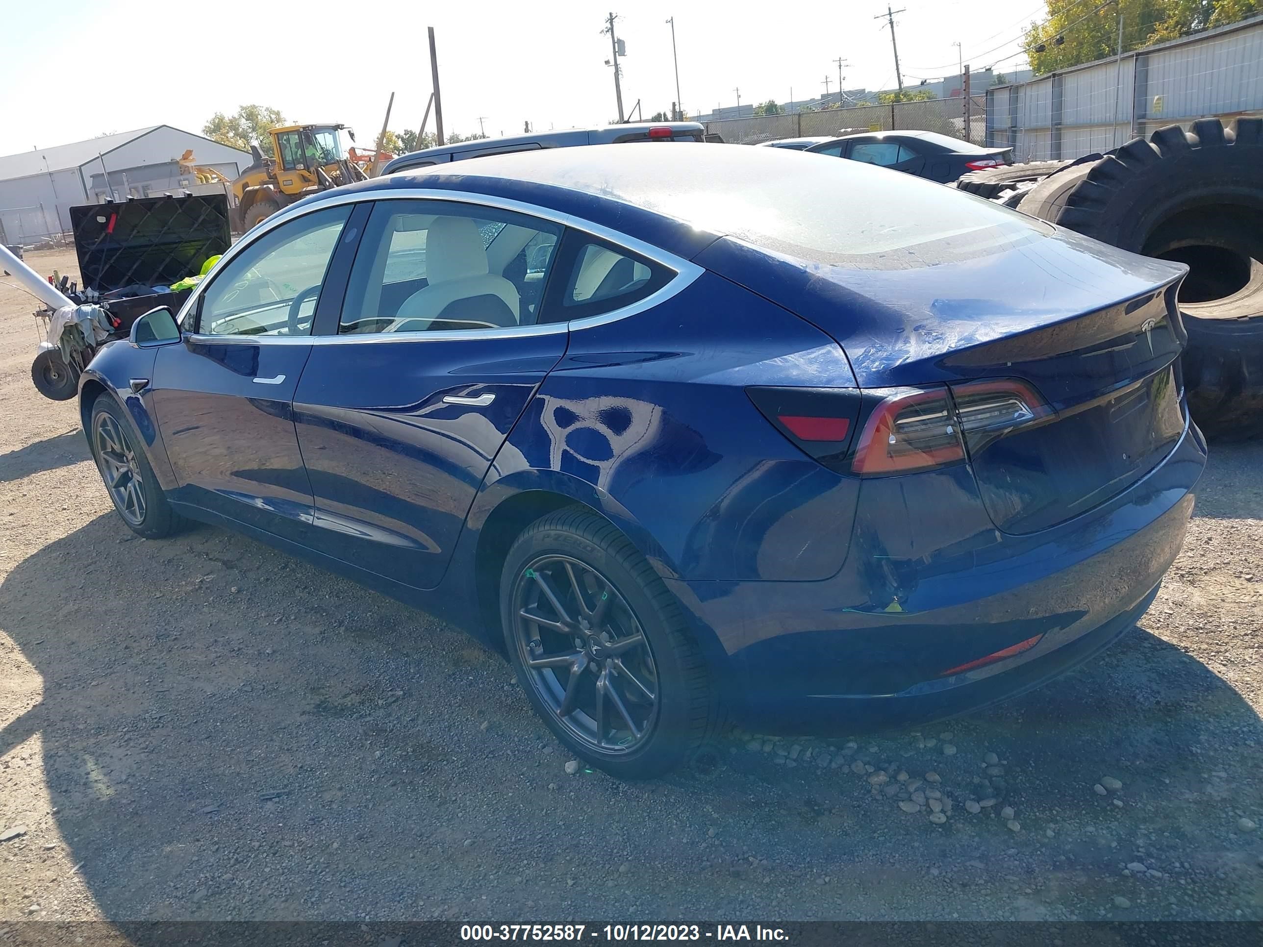 Photo 2 VIN: 5YJ3E1EB9JF099886 - TESLA MODEL 3 