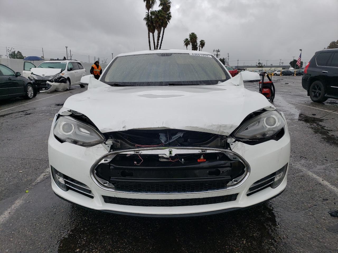 Photo 4 VIN: 5YJSA1AC5DFP10233 - TESLA MODEL S 