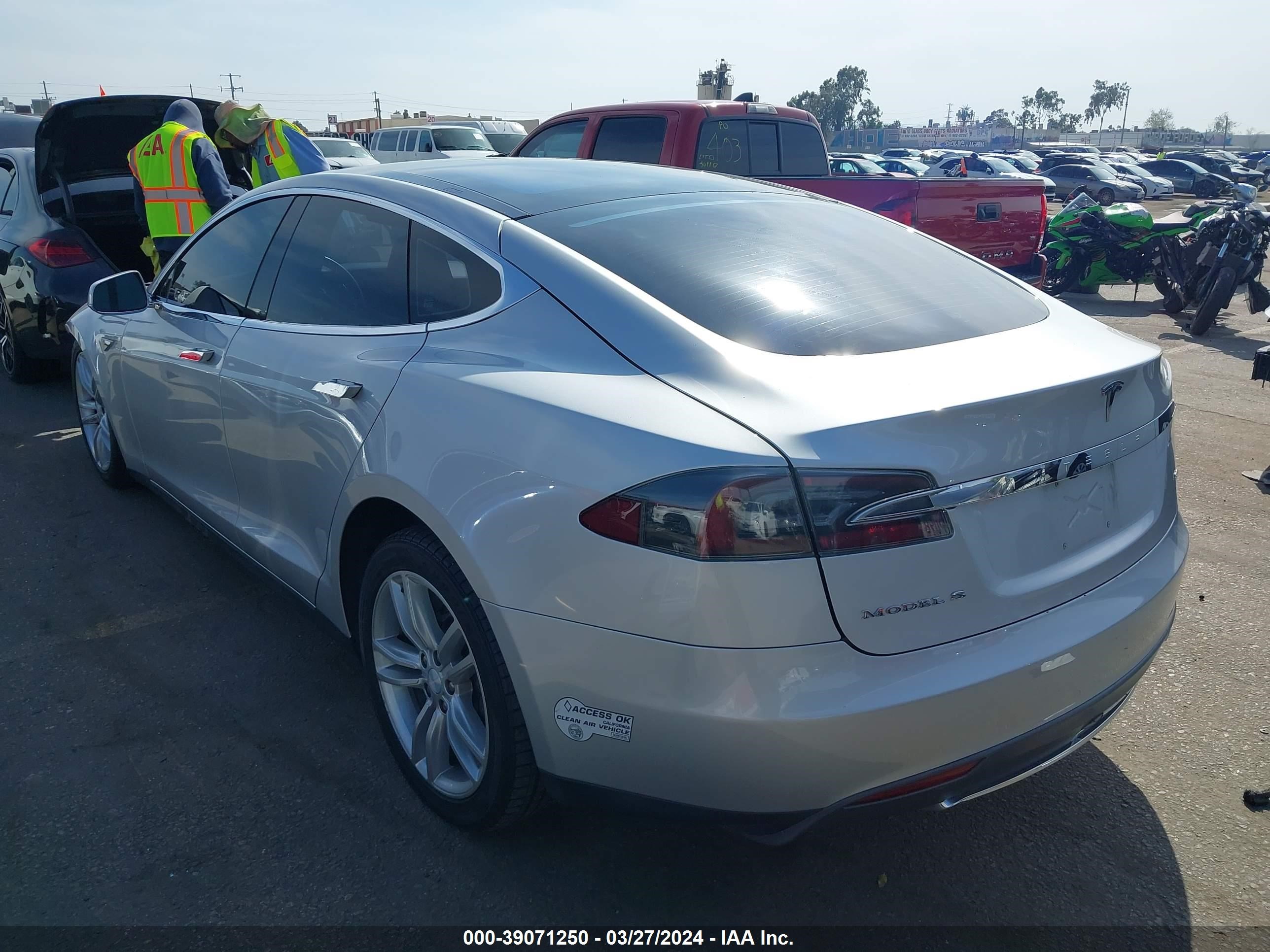 Photo 2 VIN: 5YJSA1CG9DFP21185 - TESLA MODEL S 