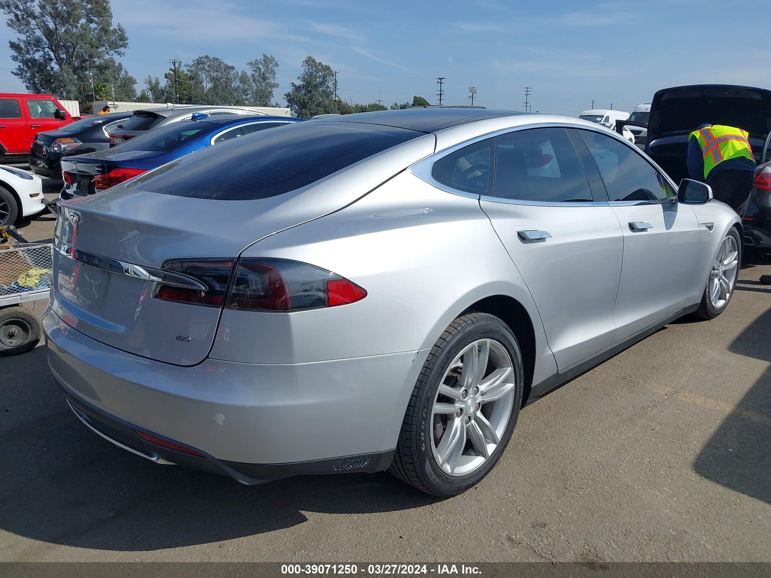 Photo 3 VIN: 5YJSA1CG9DFP21185 - TESLA MODEL S 