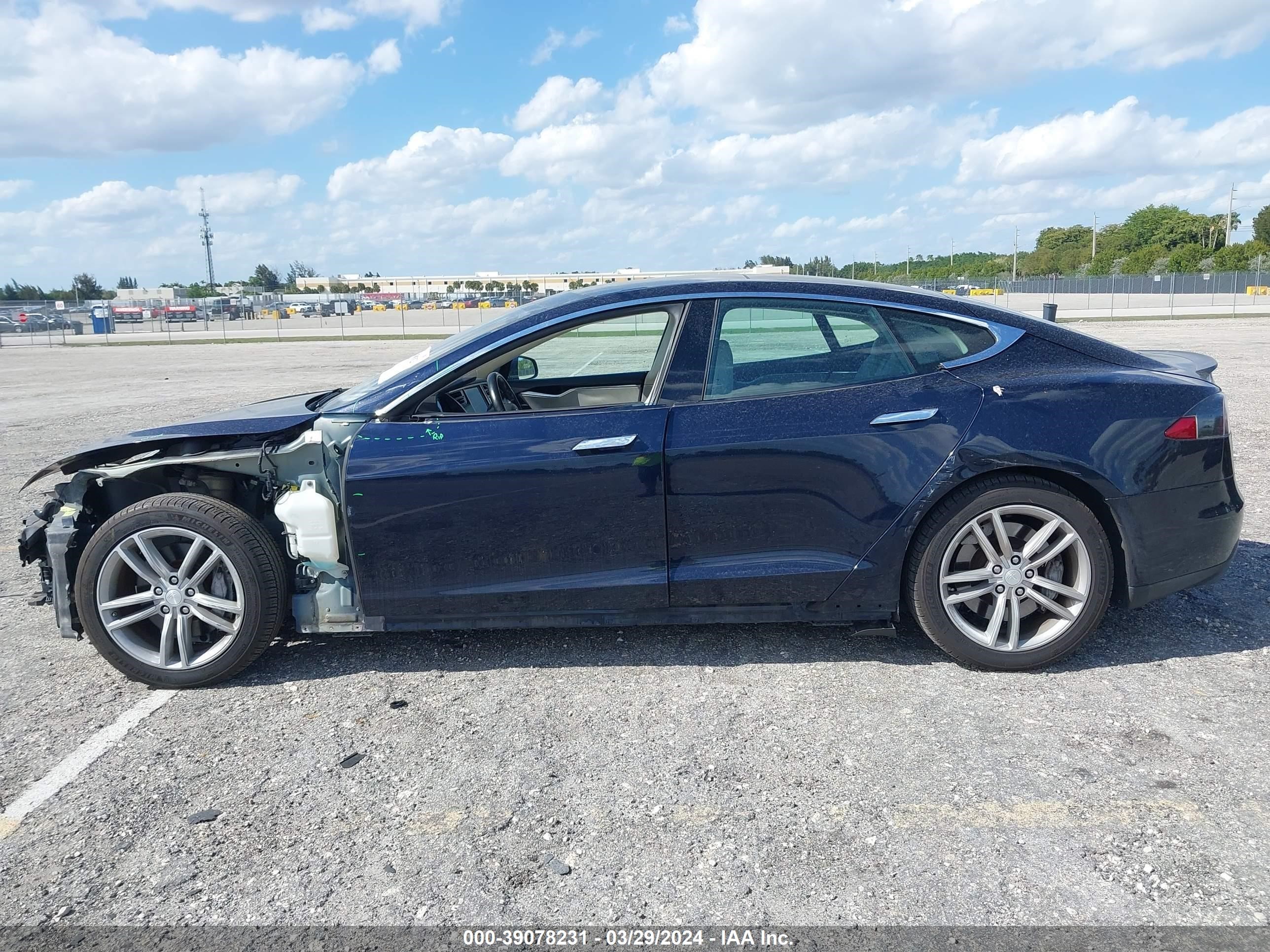 Photo 13 VIN: 5YJSA1CP3DFP26818 - TESLA MODEL S 