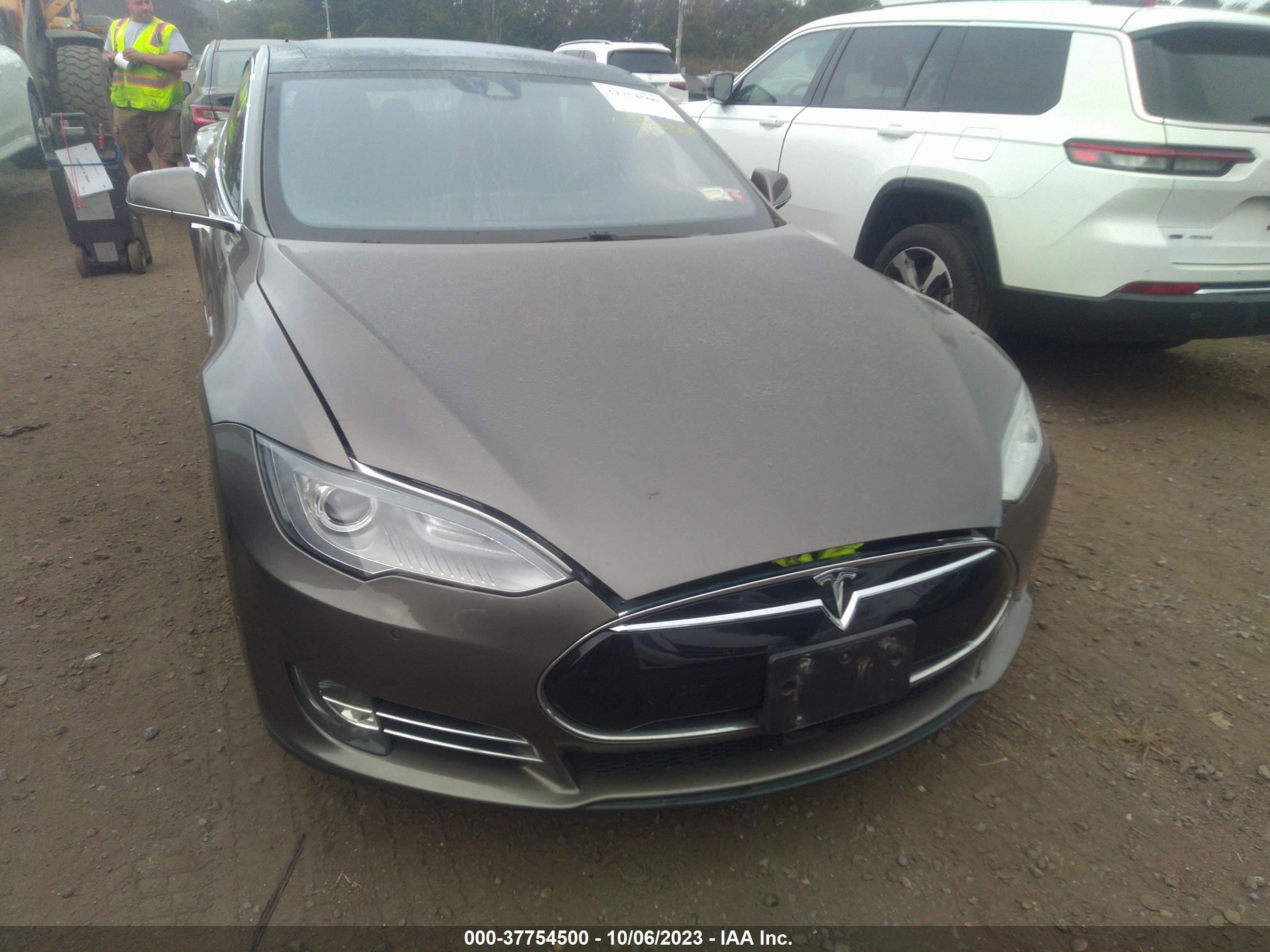 Photo 10 VIN: 5YJSA1E24FF118813 - TESLA MODEL S 