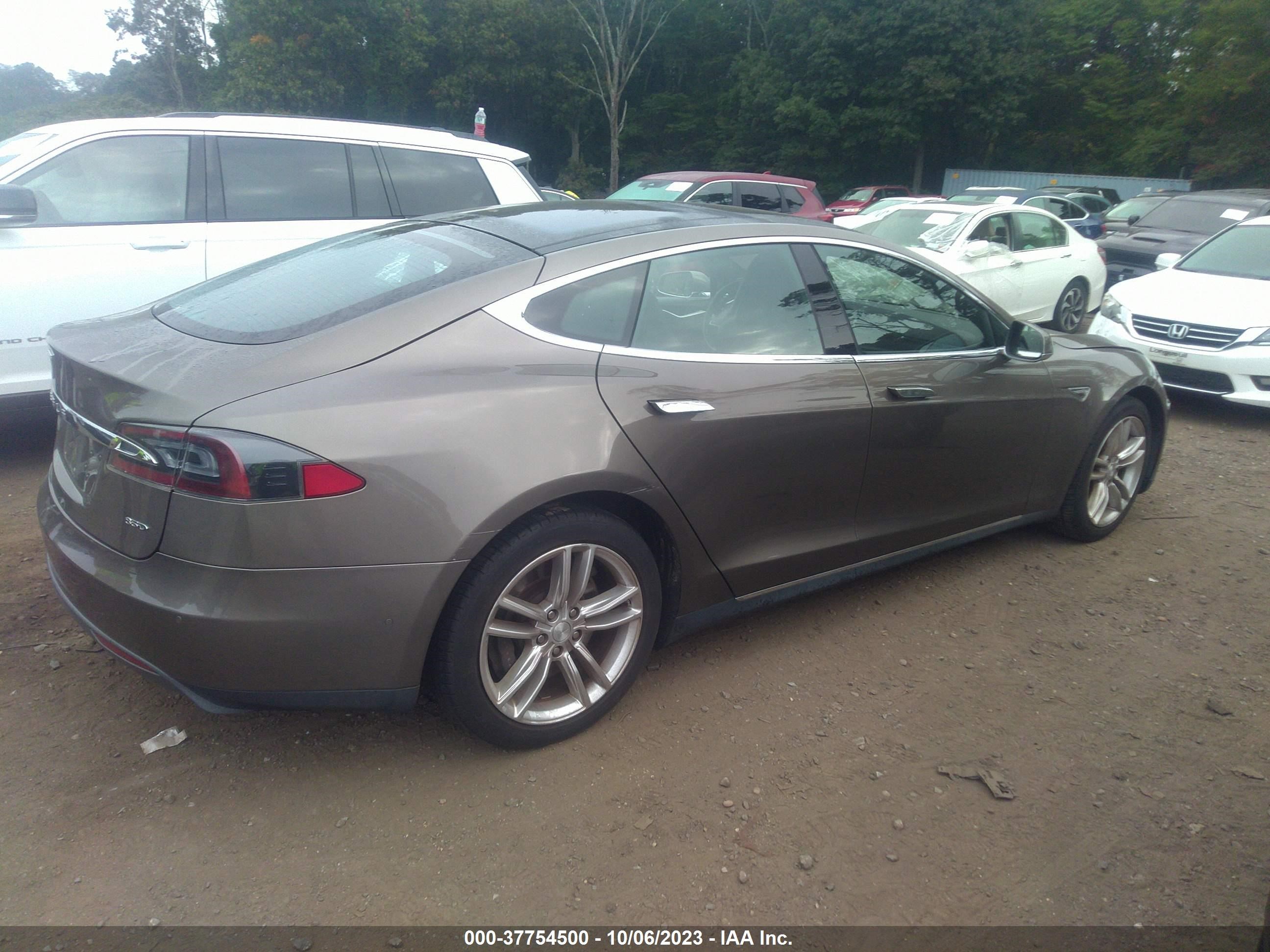 Photo 11 VIN: 5YJSA1E24FF118813 - TESLA MODEL S 