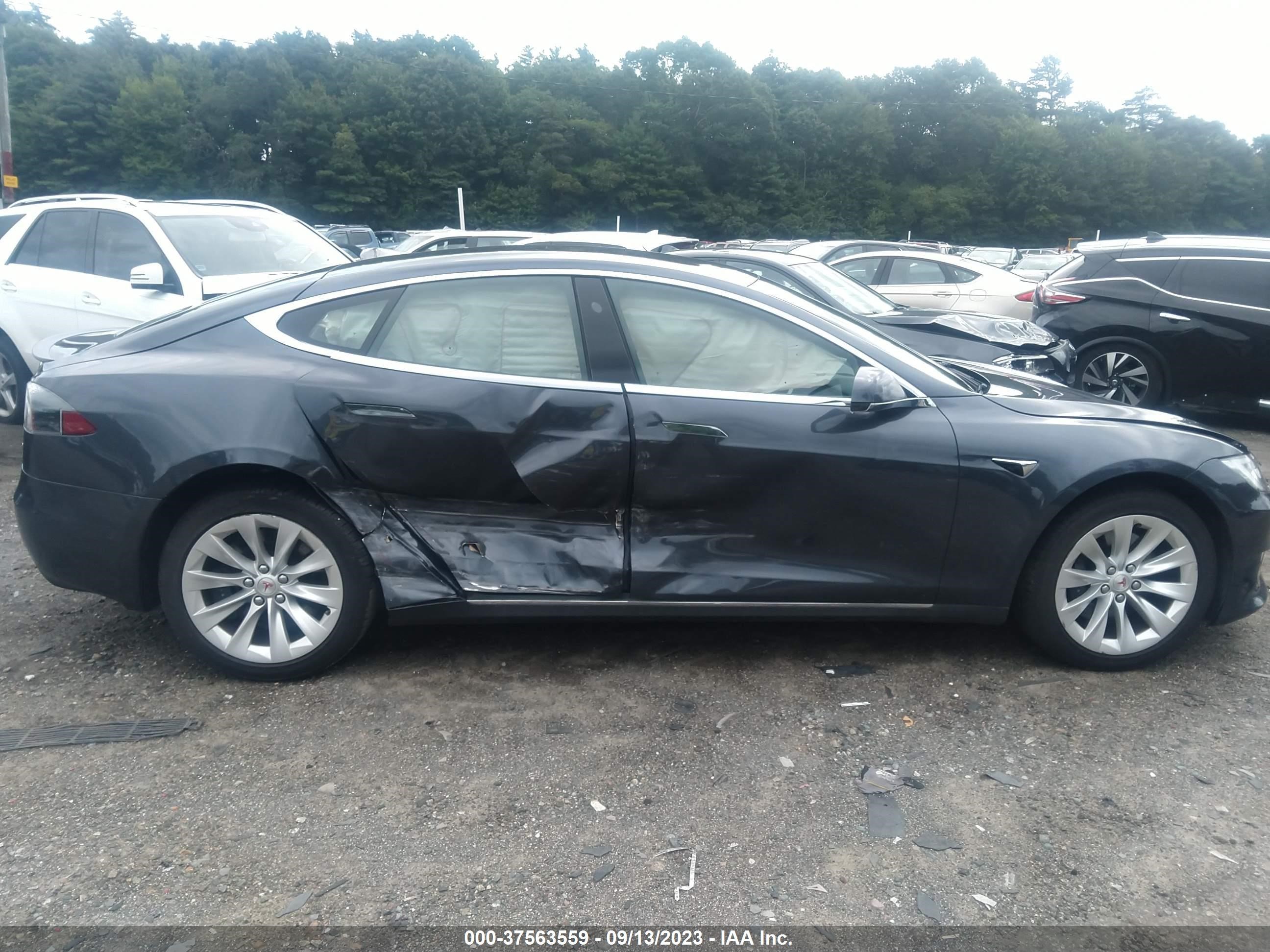 Photo 11 VIN: 5YJSA1E27JF284798 - TESLA MODEL S 