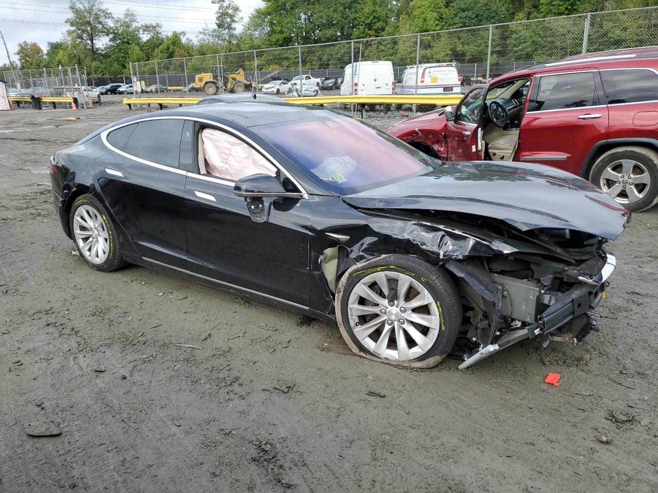 Photo 3 VIN: 5YJSA1E28JF266827 - TESLA MODEL S 