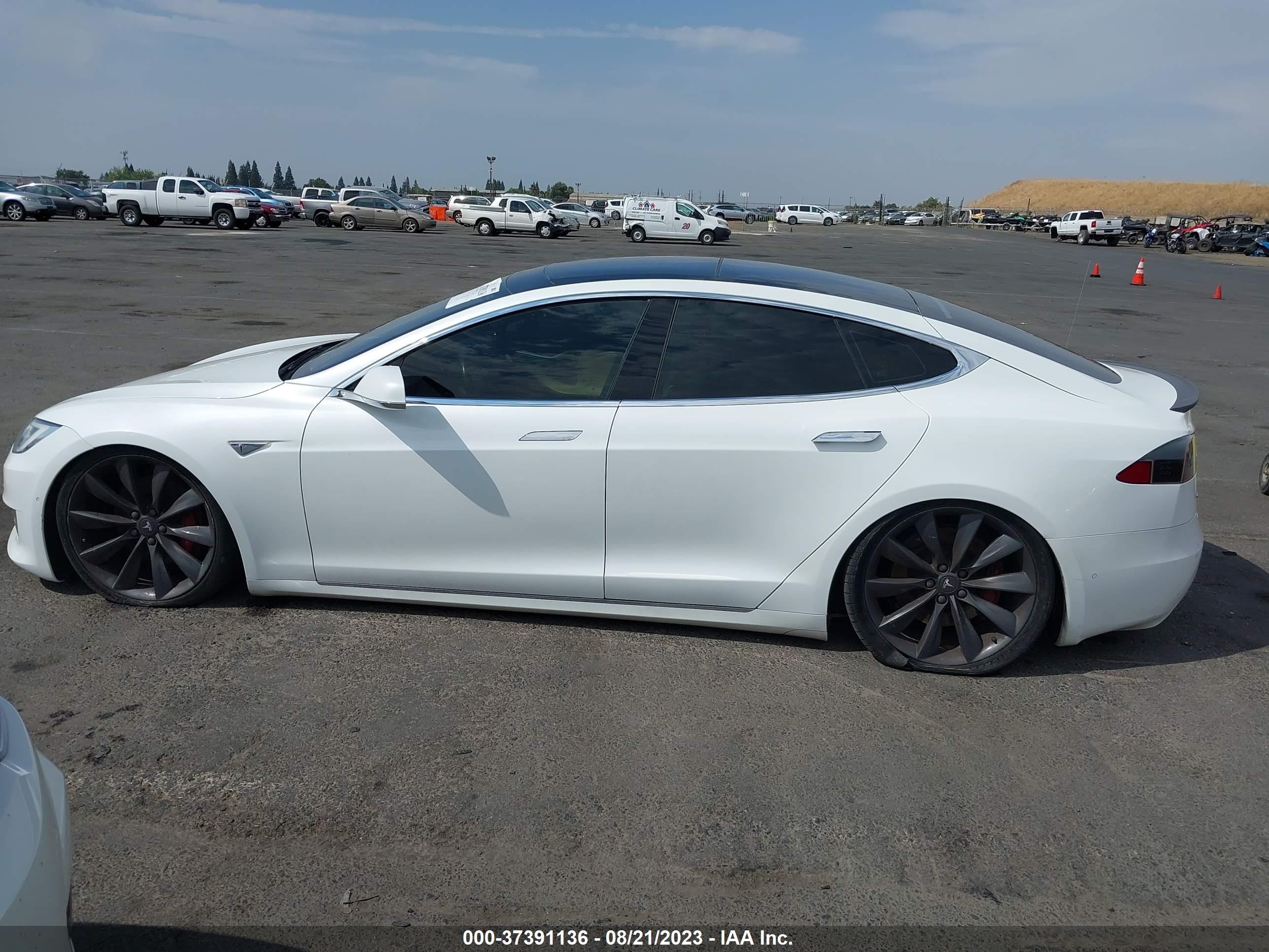 Photo 11 VIN: 5YJSA1E4XGF151141 - TESLA MODEL S 