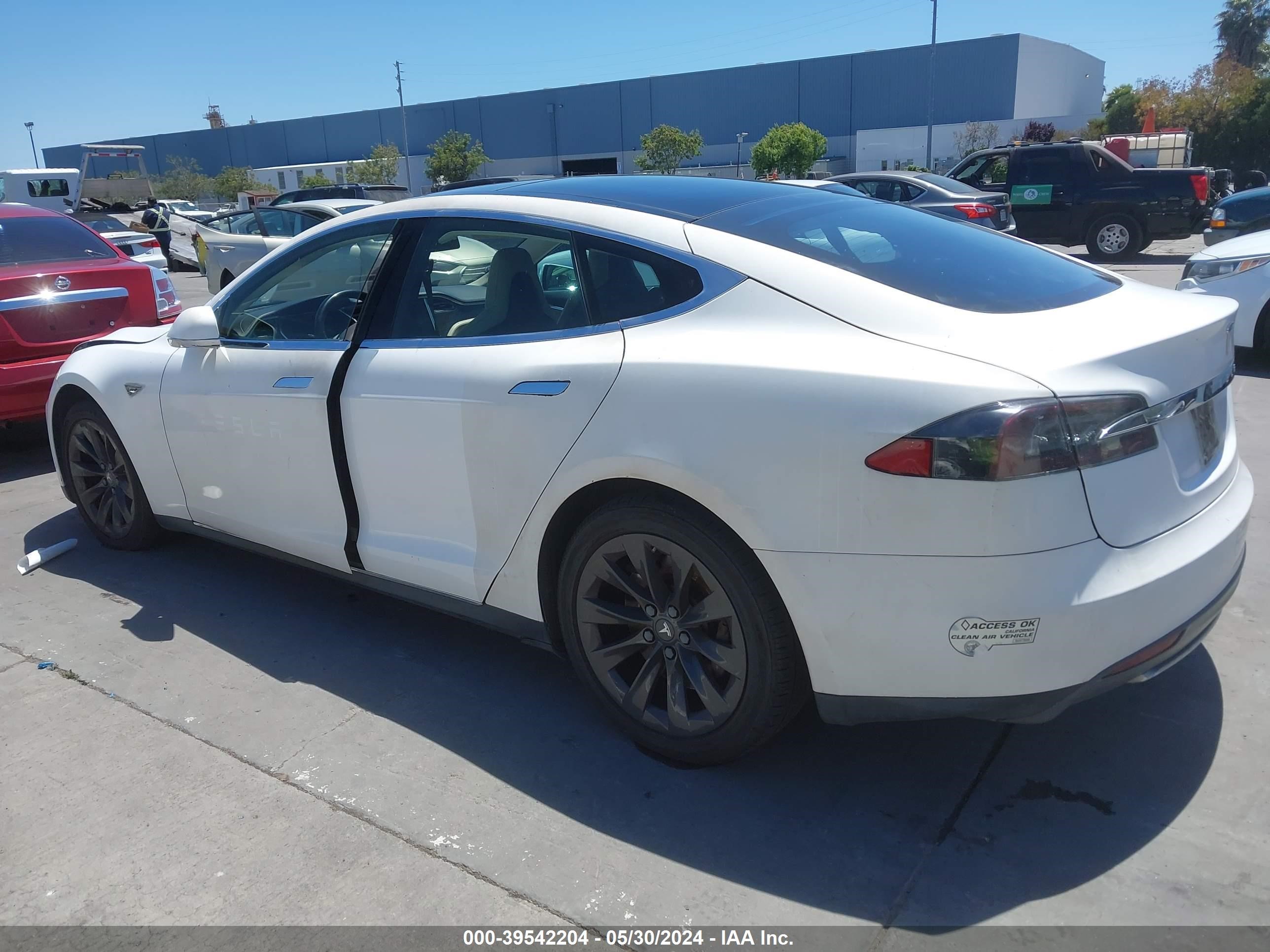 Photo 2 VIN: 5YJSA1H17EFP37794 - TESLA MODEL S 