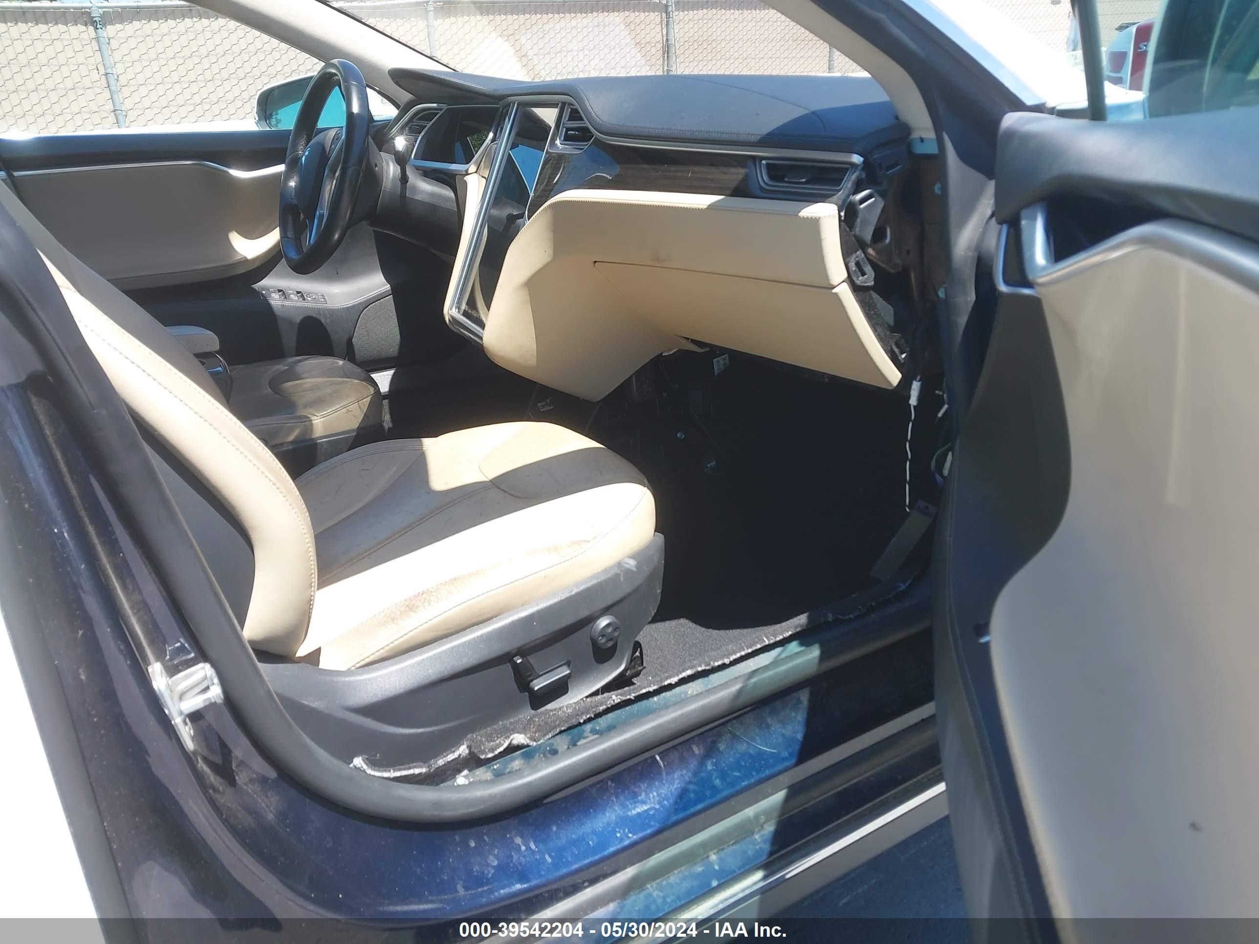 Photo 4 VIN: 5YJSA1H17EFP37794 - TESLA MODEL S 