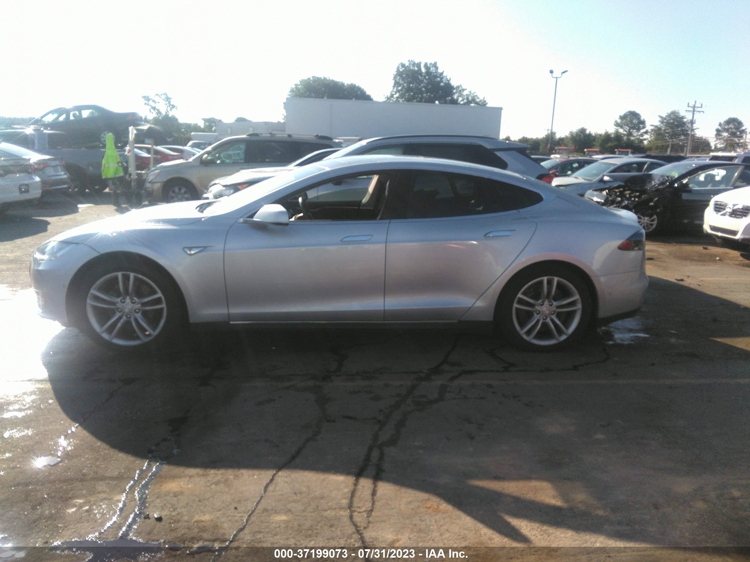 Photo 13 VIN: 5YJSA1H22FF086844 - TESLA MODEL S 