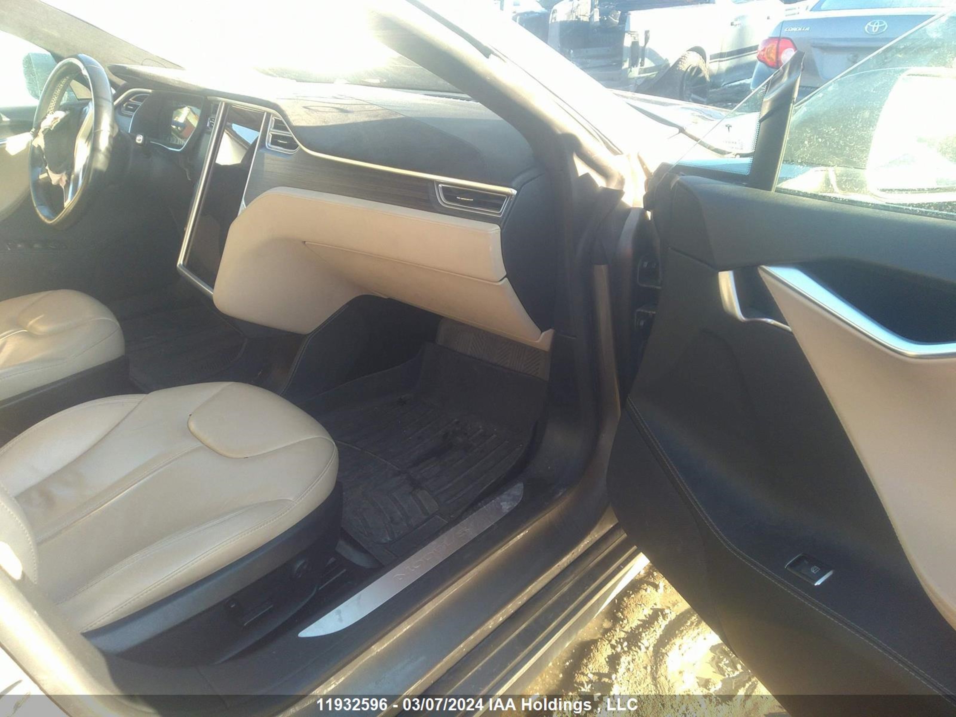 Photo 4 VIN: 5YJSA1H22FF100242 - TESLA MODEL S 