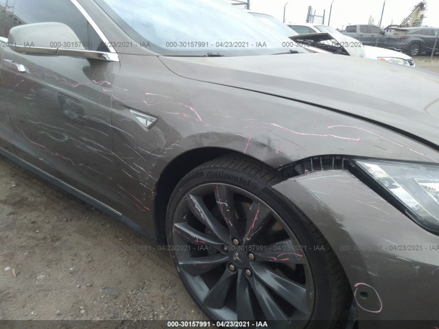 Photo 5 VIN: 5YJSA1V18FF098136 - TESLA MODEL S 