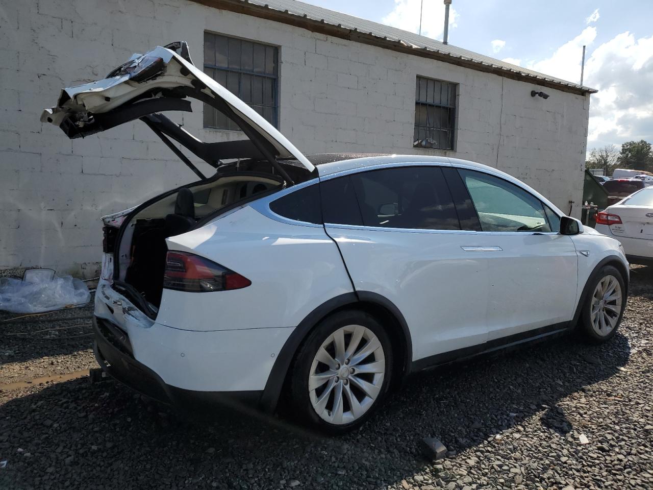 Photo 2 VIN: 5YJXCAE21GF003331 - TESLA MODEL X 