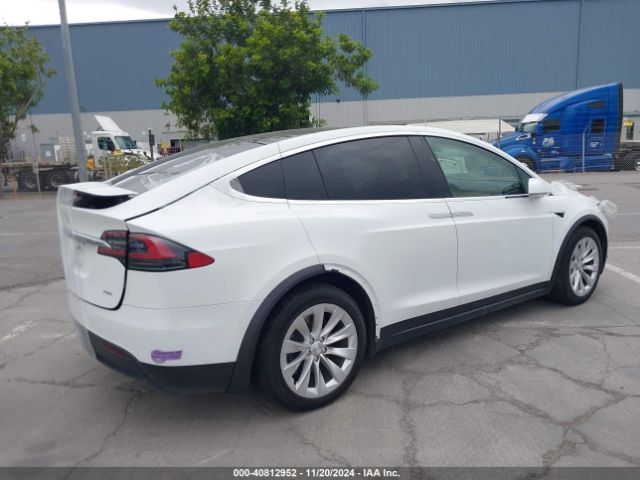 Photo 3 VIN: 5YJXCAE23JF138155 - TESLA MODEL X 