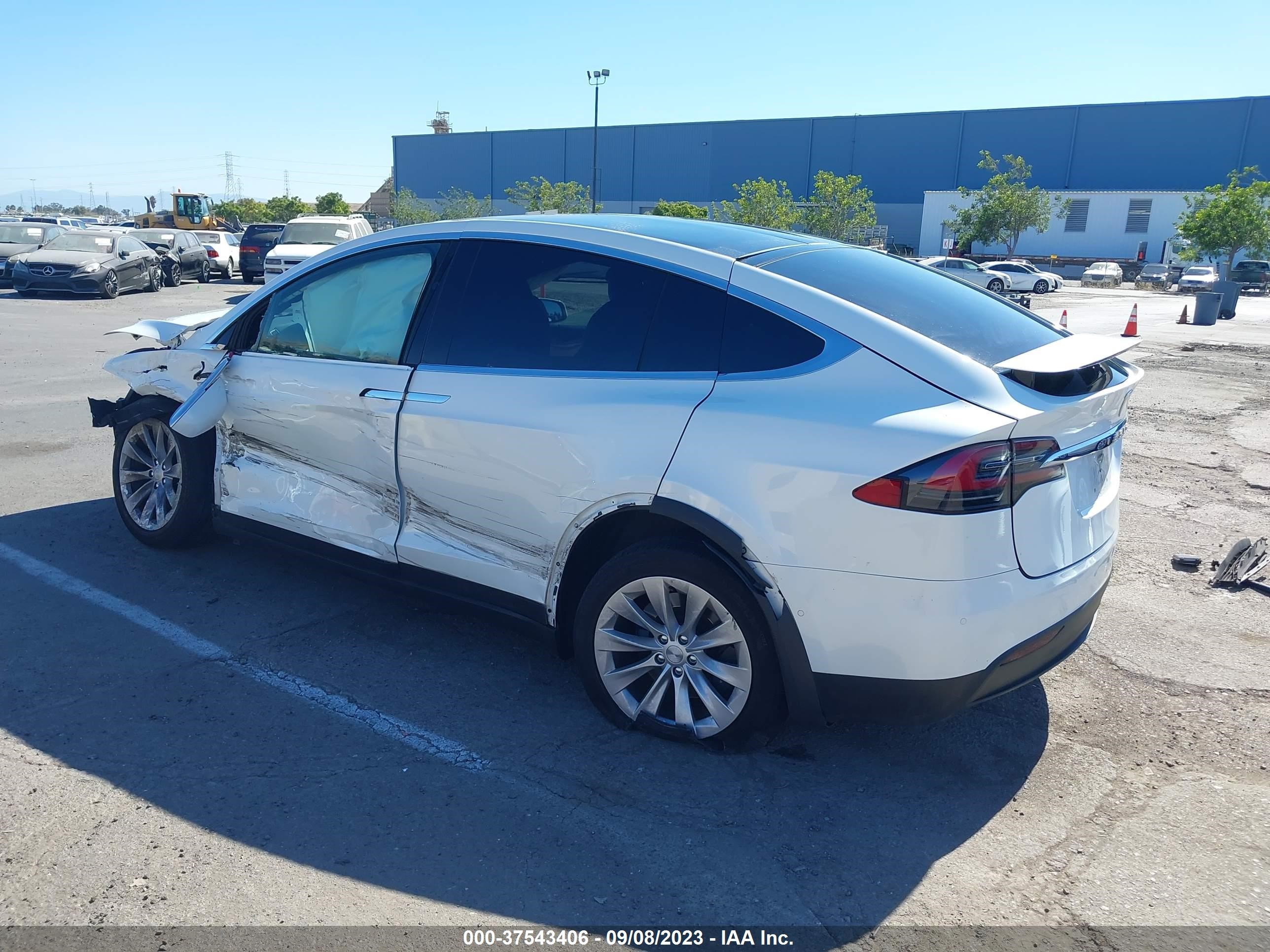 Photo 2 VIN: 5YJXCAE23LF232667 - TESLA MODEL X 