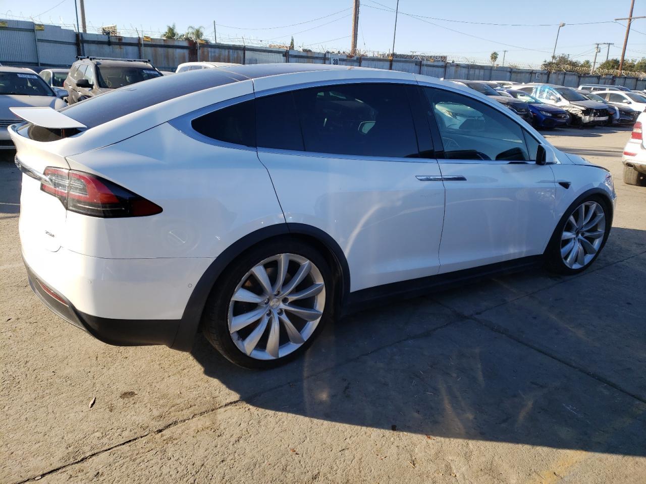 Photo 3 VIN: 5YJXCAE25HF052047 - TESLA MODEL X 