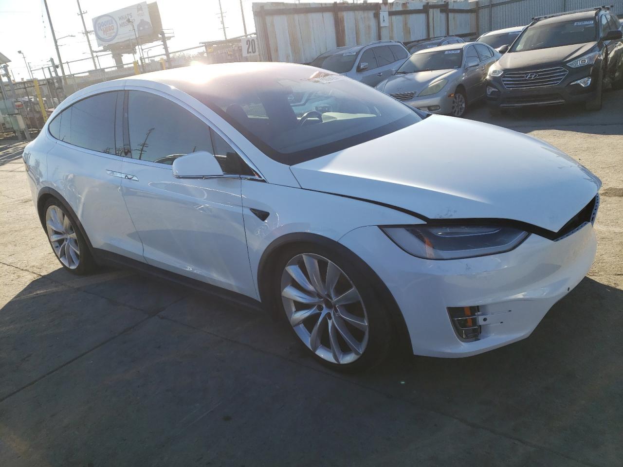 Photo 4 VIN: 5YJXCAE25HF052047 - TESLA MODEL X 