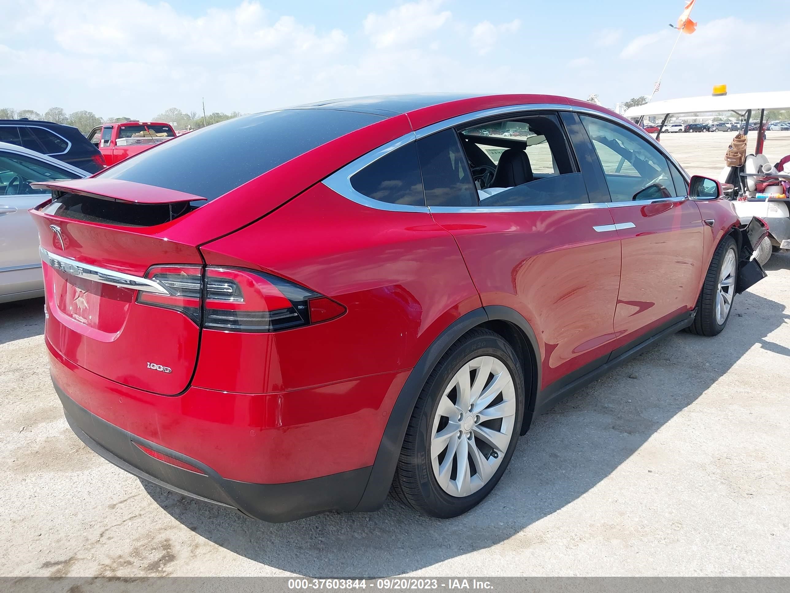 Photo 3 VIN: 5YJXCAE25JF141820 - TESLA MODEL X 