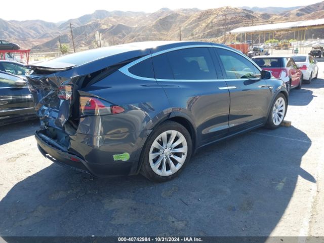 Photo 3 VIN: 5YJXCAE2XGF001562 - TESLA MODEL X 