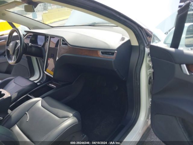 Photo 4 VIN: 5YJXCBE20HF070252 - TESLA MODEL X 