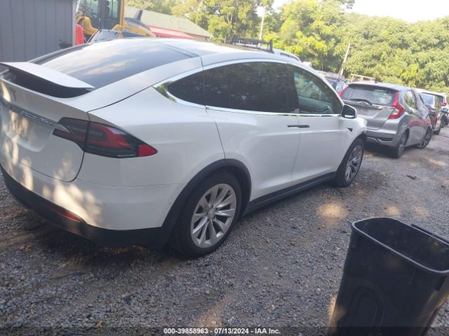 Photo 3 VIN: 5YJXCBE24HF073218 - TESLA MODEL X 