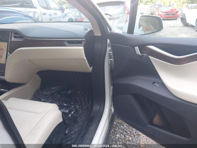 Photo 4 VIN: 5YJXCBE24HF073218 - TESLA MODEL X 