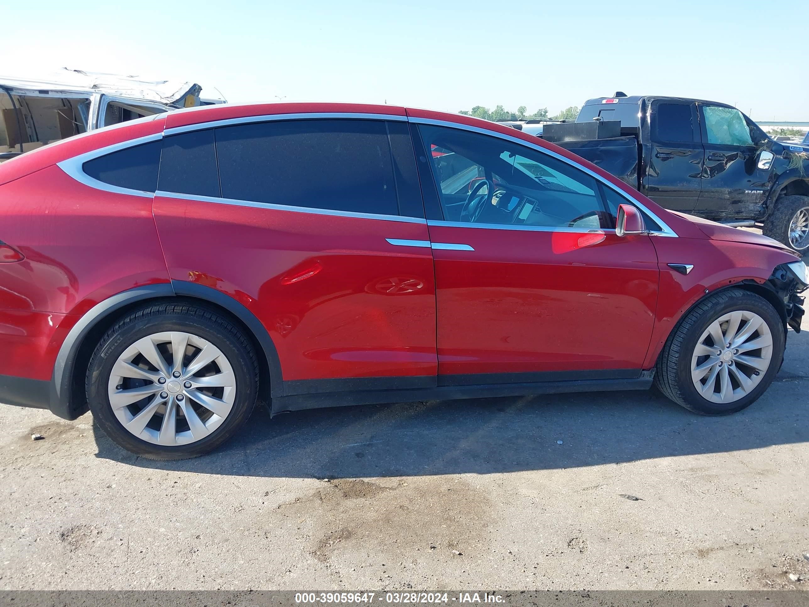 Photo 13 VIN: 5YJXCBE25HF050000 - TESLA MODEL X 