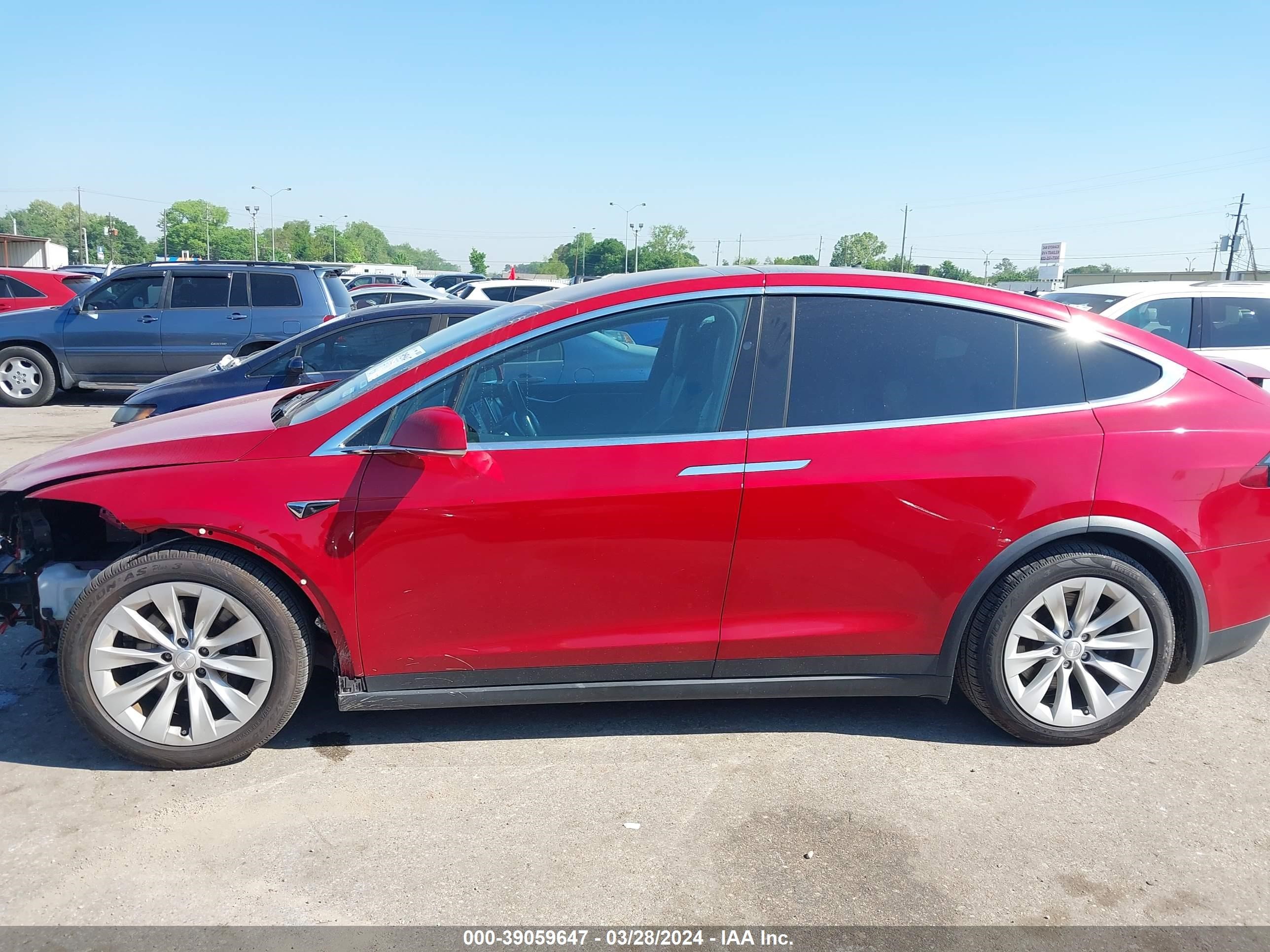 Photo 14 VIN: 5YJXCBE25HF050000 - TESLA MODEL X 