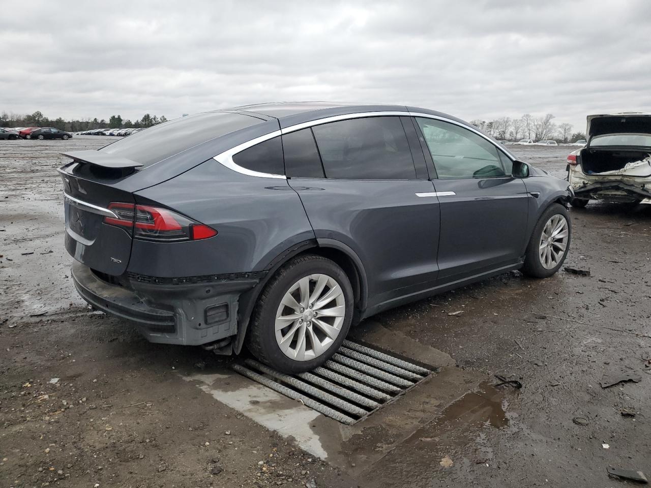 Photo 2 VIN: 5YJXCBE27HF029682 - TESLA MODEL X 