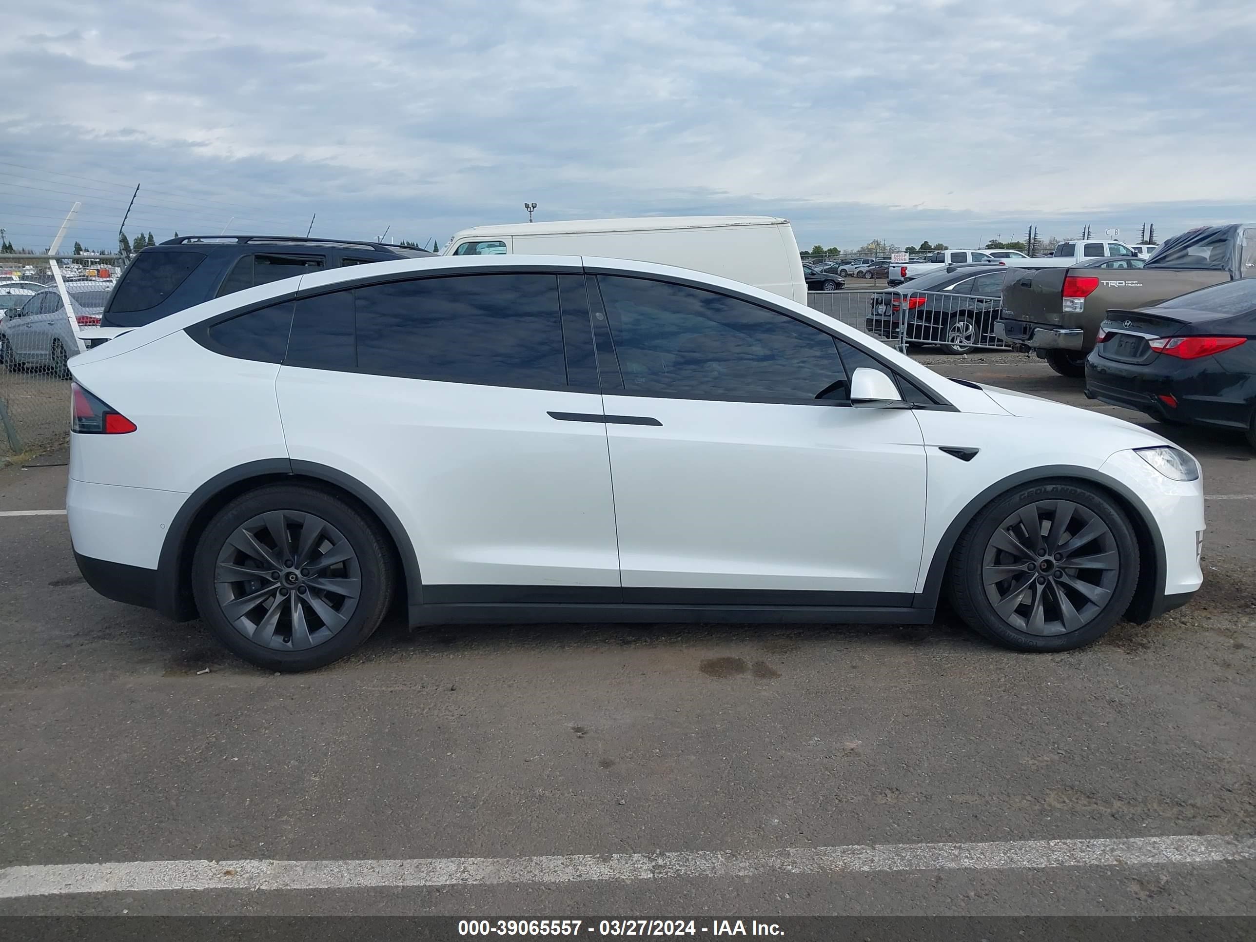 Photo 12 VIN: 5YJXCBE27JF140657 - TESLA MODEL X 