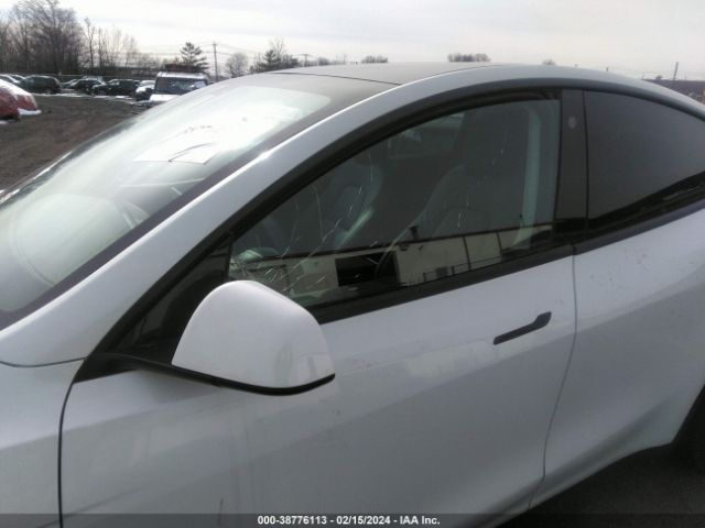 Photo 5 VIN: 5YJYGAEE8MF188301 - TESLA MODEL Y 