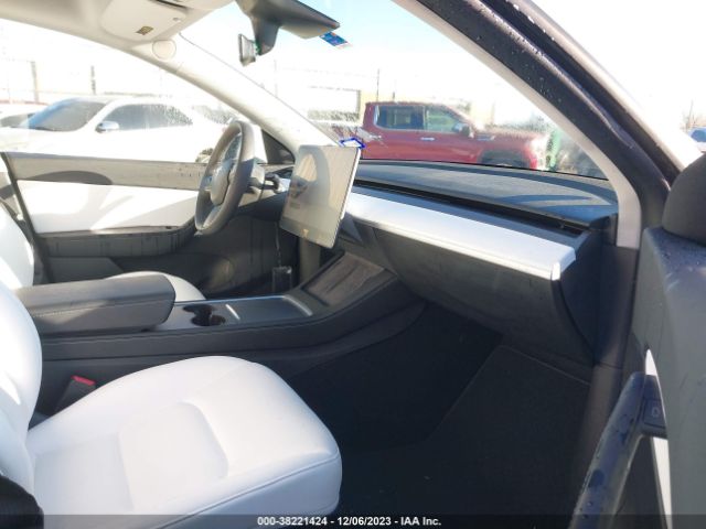 Photo 4 VIN: 5YJYGAEEXMF186923 - TESLA MODEL Y 