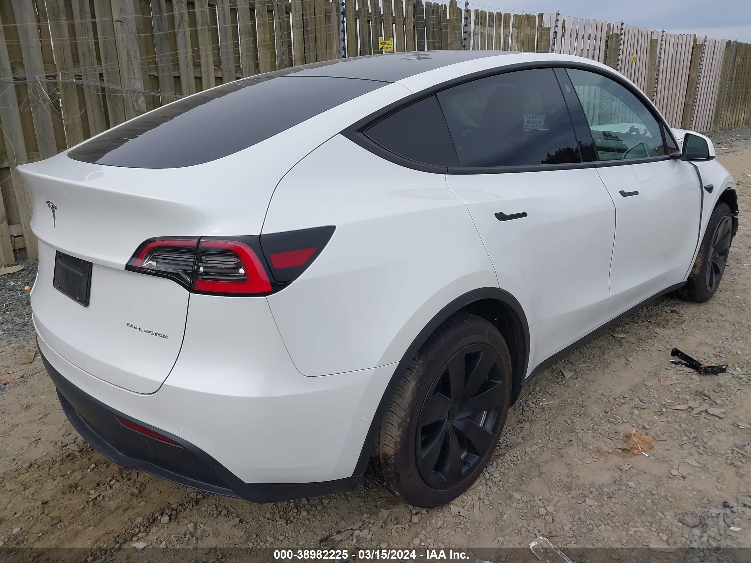 Photo 3 VIN: 5YJYGDEE4MF086463 - TESLA MODEL Y 