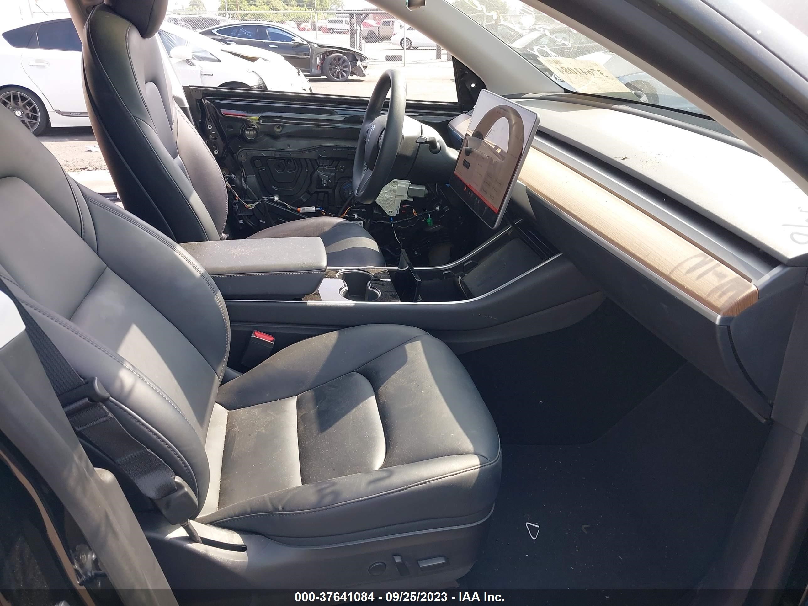 Photo 4 VIN: 5YJYGDEE8LF059748 - TESLA MODEL Y 