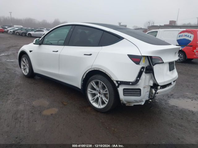 Photo 2 VIN: 5YJYGDEE8MF300242 - TESLA MODEL Y 