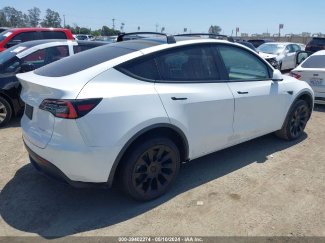 Photo 3 VIN: 5YJYGDEE9MF084742 - TESLA MODEL Y 