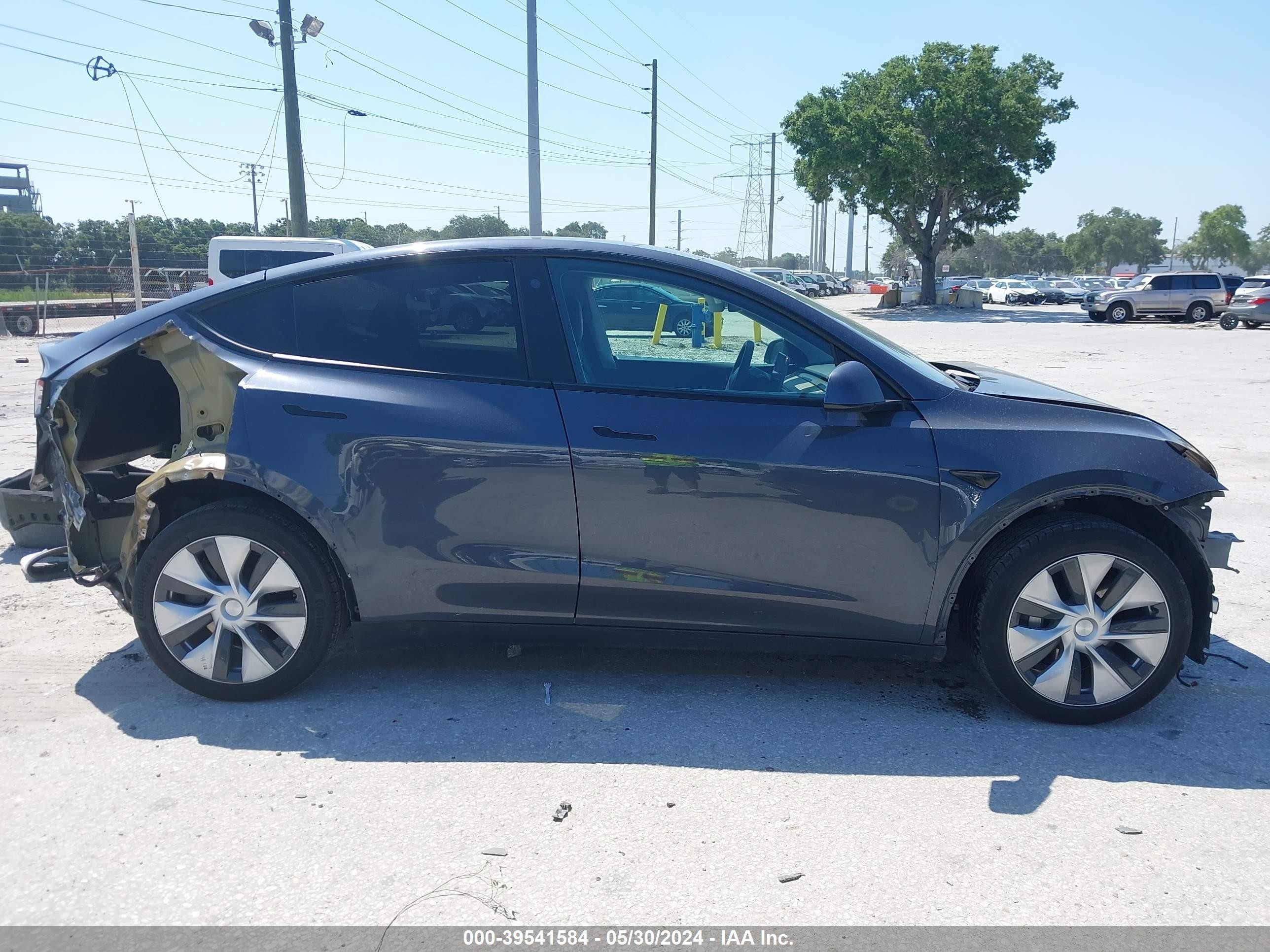 Photo 13 VIN: 5YJYGDEE9MF117013 - TESLA MODEL Y 