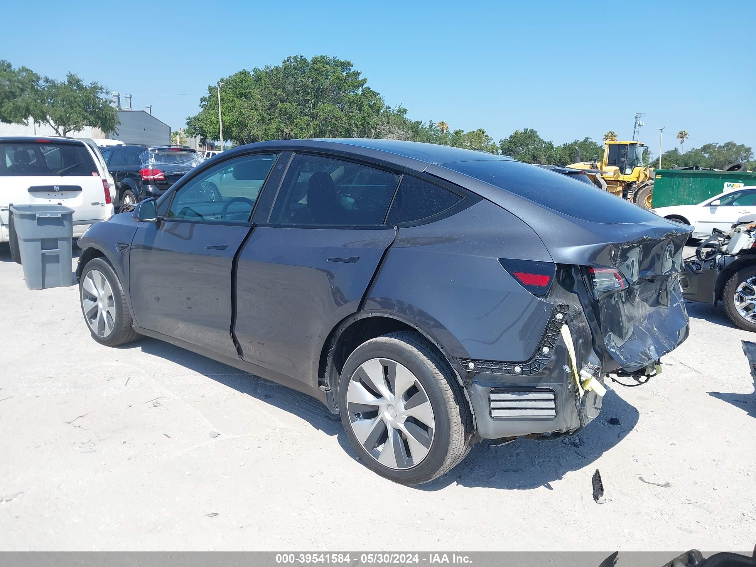 Photo 2 VIN: 5YJYGDEE9MF117013 - TESLA MODEL Y 