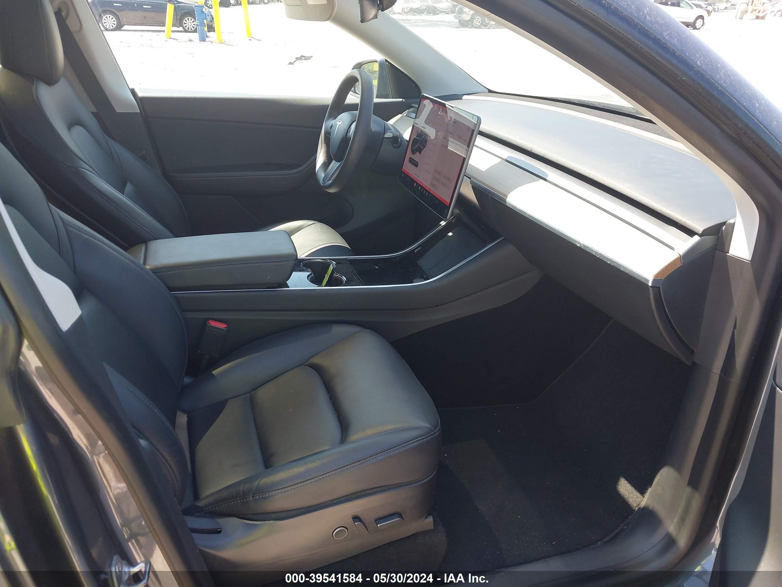 Photo 4 VIN: 5YJYGDEE9MF117013 - TESLA MODEL Y 