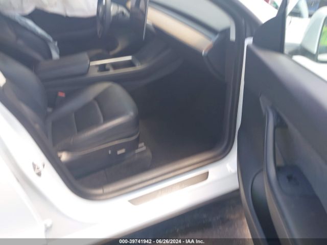 Photo 4 VIN: 5YJYGDEEXMF186521 - TESLA MODEL Y 