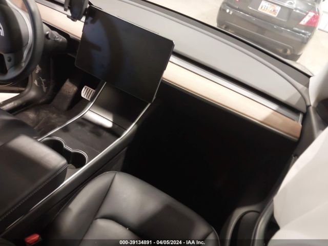 Photo 4 VIN: 5YJYGDEF1LF051709 - TESLA MODEL Y 