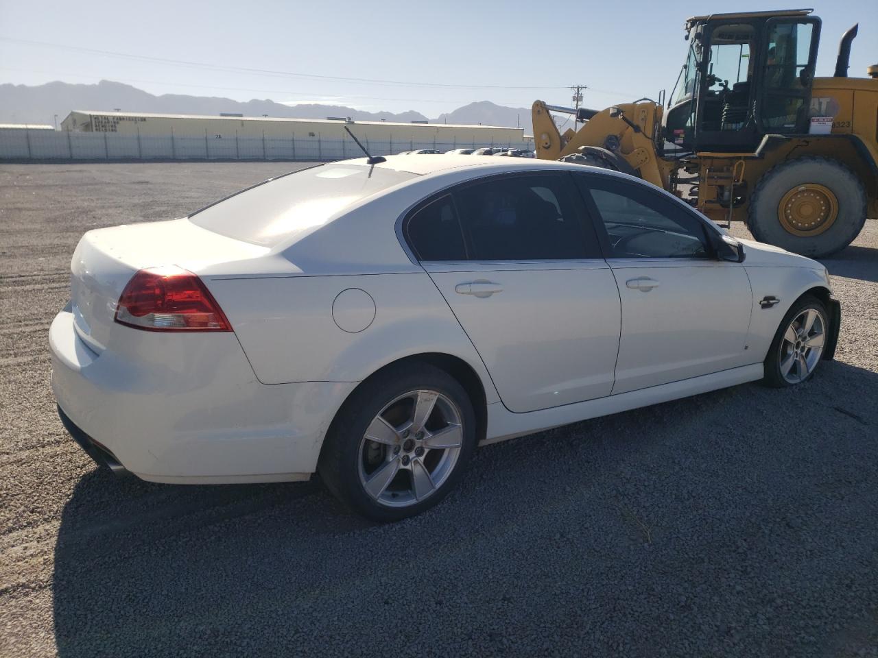 Photo 2 VIN: 6G2ER57708L132639 - PONTIAC G8 